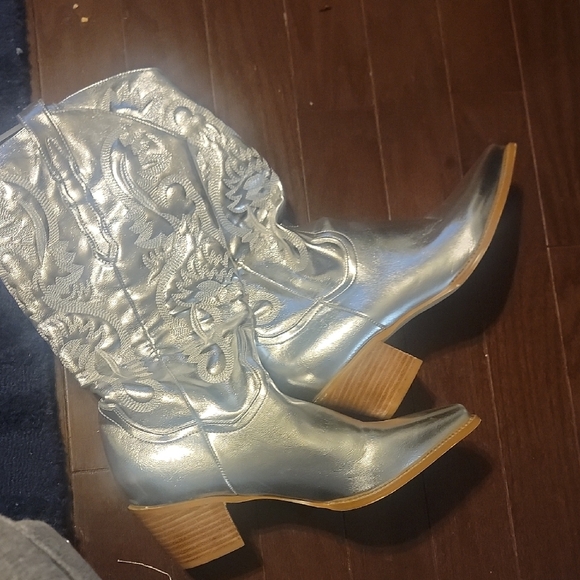 Source Unknown Shoes - Silver Embroidered Women's Cowboy Boots